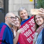 Viggo Mortesen y Fabián Casas, ayer, posando con dos admiradoras a las puertas de la Virreina