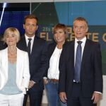 Los candidatos a lehendakari del PNV, Iñigo Urkullu; Podemos, Pili Zabala; PSE, Idoia Mendia; y PP, Alfonso Alonso, y la cabeza de lista de EH Bildu por Álava, Miren Larrion, junto al moderador Javier García Ramsdem), momentos antes de dar comienzo el debate