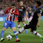 El defensa croata del Atlético de Madrid Sime Vrsaljko y el defensa brasileño del Bayer Leverkusen Wendell Nascimento Borges luchan por el balón