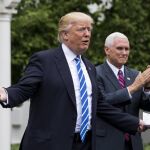 Donald Trump junto al vicepresidente Mike Pence se dirige a la Asociación de Banqueros Independientes en el jardín Kennedy de la Casa Blanca.