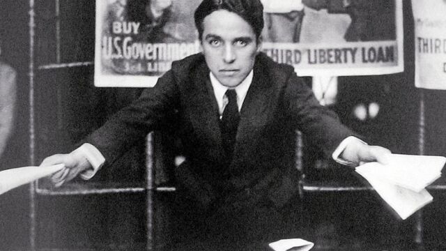 En la brecha. Chaplin reparte planfetos en 1918 sobre la Primera Guerra Mundial