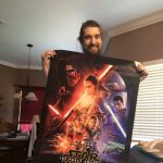 Daniel Fleetwood, posa con el cartel promocional de la saga