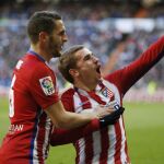 El delantero del Atlético de Madrid Antoine Griezmann (d) celebra con su compañero, el centrocampista Koke Resurrección