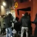 El grupo de jóvenes durante la agresión a la joven