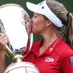 Broooke Henderson, con el trofeo