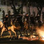 Miembros de la policía brasileña durante los disturbios en una protesta contra el aumento de la tarifa de autobuses en Río de Janeiro.