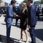 Pedro Sánchez y su esposa, Begoña Gómez, saludan al presidente de Canadá/Foto: Efe