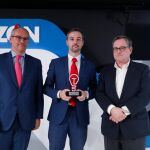 El director regional para España, Italia, Portugal y Lationoamérica de Admiral Markets, Juan Cadiñanos, recogió el premio. En la imagen, con el consejero de la Comunidad de Madrid y el director de La Razón