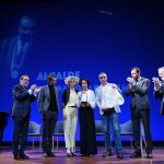 Los familiares de Tomás Rodríguez Bolaños reciben la Medalla de Oro del Ayuntamiento de Valladolid de manos del alcalde Óscar Puente