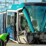 El tranvía no pudo frenar a tiempo y sufrió desperfectos al chocar con el poste, además de los cuatro heridos