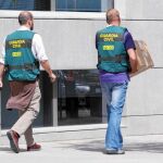 Agentes de la Guardia Civil llevan documentación incautada en el marco de la operación Lezo el pasado día 19