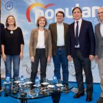 El presidente del PP de Castilla y León, Alfonso Fernández Mañueco, asiste al encuentro junto a la cabeza de lista por Valladolid, Isabel García Tejerina; la consejera de Agricultura y Ganadería y portavoz de la Junta, Milagros Marcos; el cabeza de lista por Salamanca, José Antonio Bermúdez de Castro; Carlos García Carbayo y Javier Iglesias