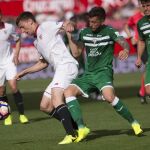 El defensa francés del Sevilla Clément Lenglet disputa un balón con el centrocampista brasileño del Leganés Gabriel Pires