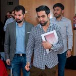 Tudanca, antes de presentar el plan junto a Víctor Núñez, presidente de Consejo de la Juventud, y Francisco Díez, secretario regional de JJSS