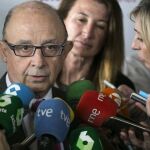 El ministro de Hacienda y Función Pública, Cristóbal Montoro, atiende hoy a los medios de comunicación.