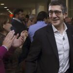 Patxi López ha estado arropado por muchos alcaldes del PSOE que apoyaron a Pedro Sánchez