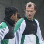 El delantero ucraniano Roman Zozulya (c), junto al argentino Matías Nahuel (i), durante su entrenamiento hoy con el Real Betis en la ciudad deportiva del club