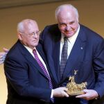 Helmut Kohl y Mijail Gorvachov, durante la entrega del premio alemán "Quadriga"en Berlín en 2005