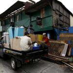 Varios vecinos trasladan sus pertenencias antes del derribo de su vivienda