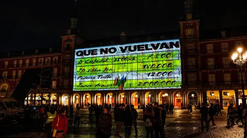 La fachada de la Casa de la Panadería de la Plaza Mayor de Madrid se ha iluminado esta noche con imágenes de gran formato de los conocidos como "papeles de Bárcenas”