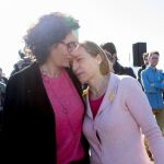 La secretaria general de ERC, Marta Rovira, con Carme Forcadell, ayer en Barcelona