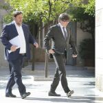 El presidente de la Generalitat, Carles Puigdemont (d) y el vicepresidente, Oriol Junqueras (i).