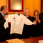 El alcalde de León, Antonio Silván, el presidente de la Diputación, Juan Martínez y la consejera Milagros Marcos homenajean al chef Ferrán Adriá