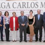 Foto de familia del bodeguero Carlos Moro con el ministro del Interior, Juan Ignacio Zoido; el secretario de Estado para la Seguridad Social, Tomás Burgos; o la consejera de Agricultura y Ganadería, Milagros Marcos, entre otros