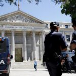 Efectivos de la Policía frente al Congreso de los Diputados