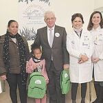 El consejero de Sanidad de Madrid, en el centro, junto al equipo de profesionales del hospital y el director general de Humanización de la Asistencia Sanitaria de la comunidad (izquierda)