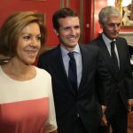El candidato a la Presidencia del PP Pablo Casado (c), la secretaría general del PP, María Dolores de Cospedal (i), y Alfonso Suárez Illana (d) durante el desayuno informativo de Fórum Europa / Foto: Efe
