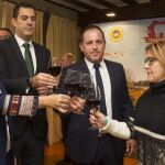 La consejera Milagros Marcos brinda por la Ternera de Aliste junto a Mayte Martín, Roberto Fuentes y Alberto Castro