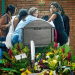 Los familiares despiden a Yhoifer Hernández, de 16 años, muerto a tiros en una protesta / Ap