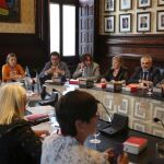 Carme Forcadell (3i), preside la Mesa del Parlament y la junta de portavoces.