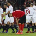 El delantero argentino del Sevilla Luciano Vietto celebra con sus compañeros, su tercer gol marcado ante la SD Formentera