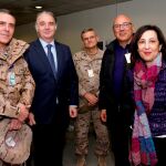 La ministra de Defensa, Margarita Robles (d) junto al secretario de Estado de Defensa, Ángel Olivares, a su llegada a Afganistán el pasado 4 de diciembre.