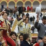 Garrido y Posada de Maravillas salen a hombros junto al mayoral de El Freixo