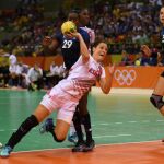 La española Macarena Aguilar realiza un lanzamiento durante el partido ante Francia.