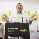 El candidato de EH Bildu a lehendakari, Arnaldo Otegi (c), presenta a los medios a la cabeza de lista por Bizkaia