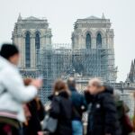 Los turistas viven hoy con tristeza su visita a Notre Dame Los turistas viven hoy con tristeza su visita a Notre Dame