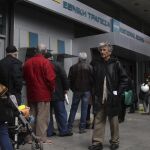 Imagen de archivo de las colas que se formaron en los bancos en Grecia en 2015
