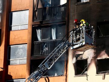 Los Bomberos han logrado controlar el incendio en un edificio de diez plantas en Badalona (Barcelona)