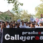 Los alumnos de sexto de Medicina del CEU-Cardenal Herrera se manifiestan frente a la Conselleria de Sanidad