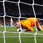 De Gea, desesperado después de que el balón se le colara entre los brazos