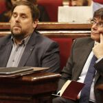 Carles Puigdemont y Oriol Junqueras, en el Parlamento de Cataluña cuando eran presidente y vicepresidente de la Generalitat
