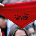 Una joven se manifiesta contra los abusos a mujeres en los Sanfermines