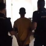 Imagen de dos agentes custodiando al detenido