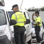 Varias agentes de la Guardia Civil de Tráfico realizan un control, en una imagen de archivo