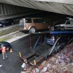Un tráiler portacoches ha quedado empotrado contra un túnel en la A-15 a la altura del kilómetro 88, en sentido norte, en el término de Zizur Mayor