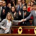 La nueva líder de JxCat, Elsa Artadi, saluda al portavoz de ERC, Sergi Sabrià